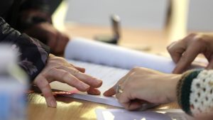 До 15.30 часот во Гостивар, Врапчиште, Маврово – Ростуше и Центар Жупа гласале 242 болни или немоќни лица од пријавените 249