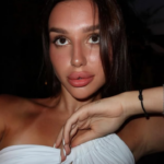 (Фото) Помладата ќерка на Здравко Чолиќ го покажа новиот изглед: Лара направи естетска корекција на носот и устата