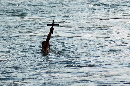 Водици во Скопје: 24-годишниот Дарко најбрз до чесниот крст