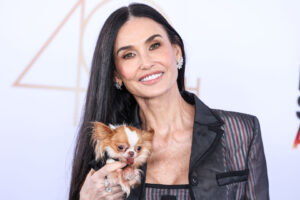 (Видео) Модното ремек-дело на Деми Мур во сенка на испеглано лице: Повторно отиде „под нож“?