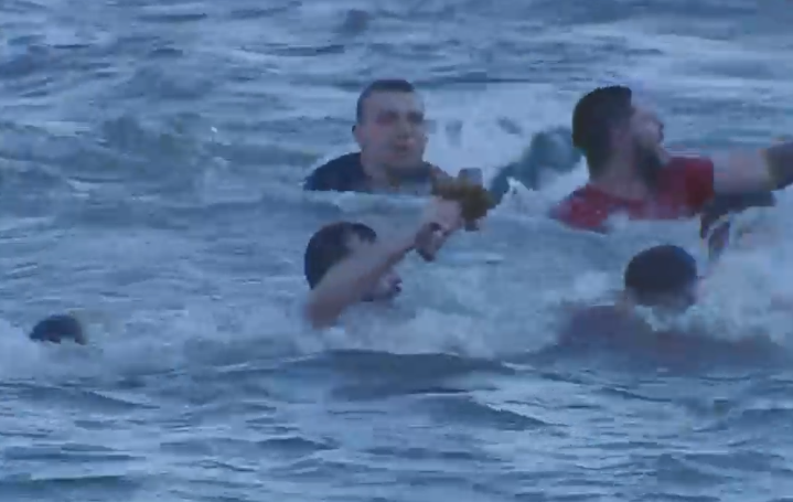 Дарко Митровиќ го фати светиот крст во реката Вардар