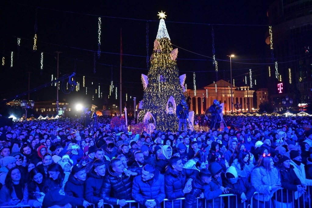 (Фото) Скопје ја дочекува Новата 2026 година со полн плоштад