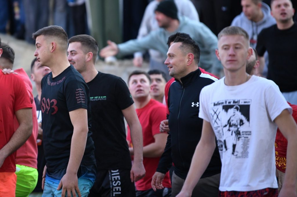 Градоначалникот Сашко Митовски се фрли по светиот крст во водите на Крива Река