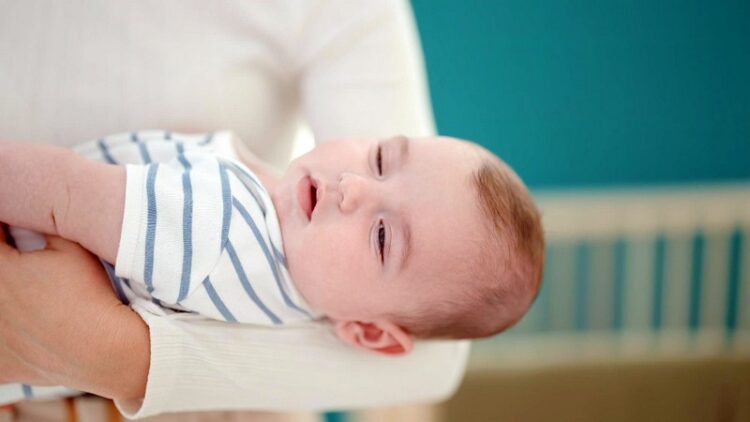 ШТО ДА НАПРАВИТЕ АКО ВАШЕТО БЕБЕ ПАДНЕ: Чекор по чекор – како да знаете дали е добро или треба да го види лекар