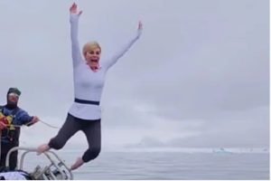 (ВИДЕО) Посебна експедиција – Колинда Грабар-Китаровиќ скокнала во леденото море на Антарктикот: „Вака изгледа поларен карактер“