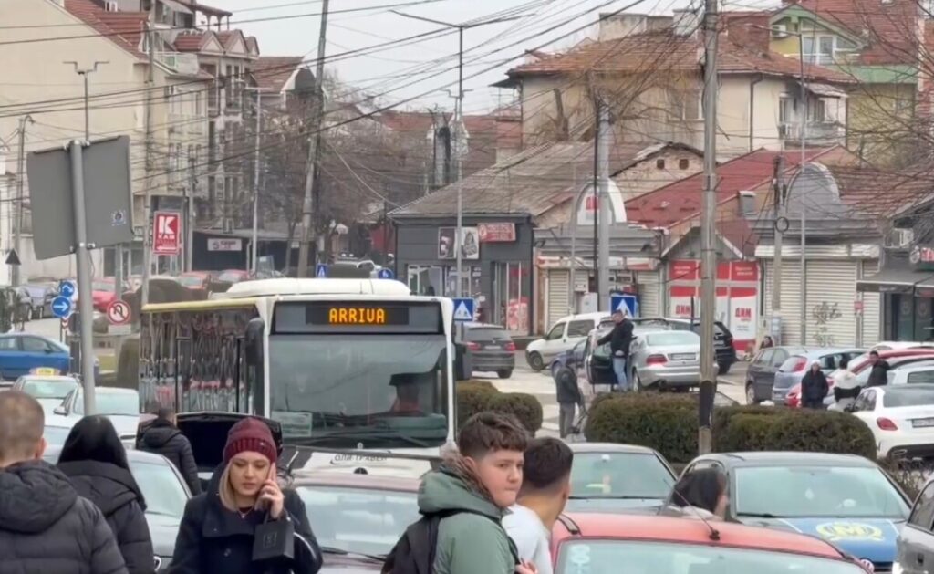 Куманово – учениците пешачат повеќе од 2 км – општината исклучила дел од основците од листата за превоз