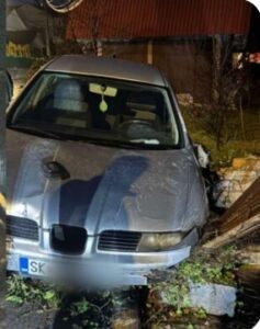 Возач излета со возилото во приватен двор во Волково