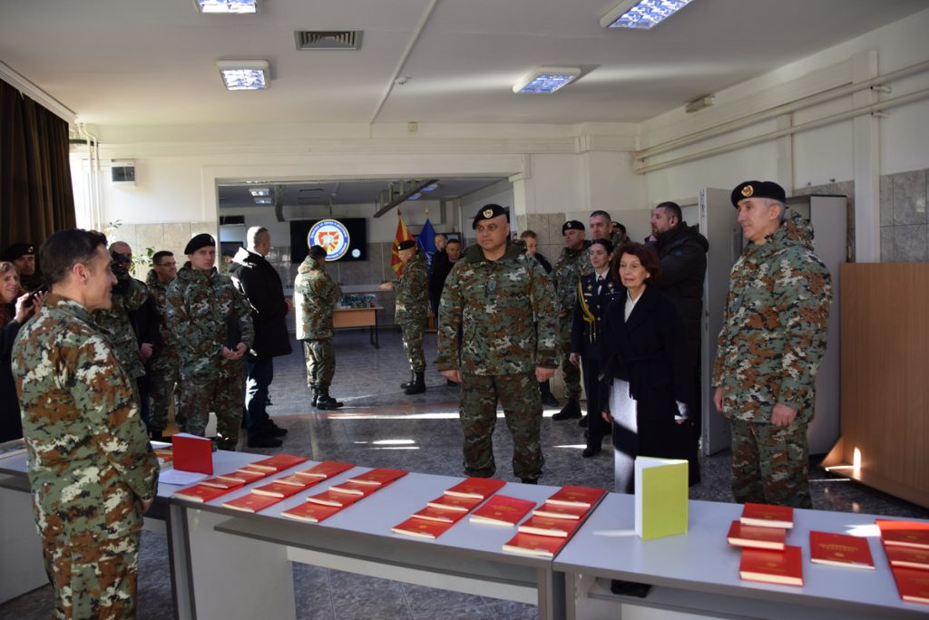 Сиљановска-Давкова и генералот Лафчиски традиционално на првиот ден од Новата година во посета на припадниците на Армијата