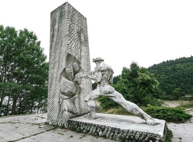 Скулпторот Боро Крстевски идејата ја претопува во благородноста на материјалот