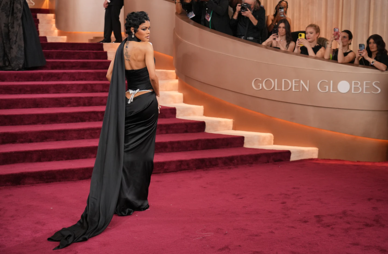 ЦРНАТА БОЈА И ГЛАМУРОТ НА СТАРИОТ ХОЛИВУД ДОМИНИРАА НА ЗЛАТНИТЕ ГЛОБУСИ – ФОТОГАЛЕРИЈА