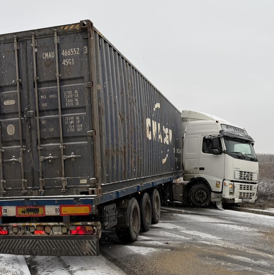 (Фото) Неисчистен снег создава хаос низ Македонија – камион излета кај Росоман
