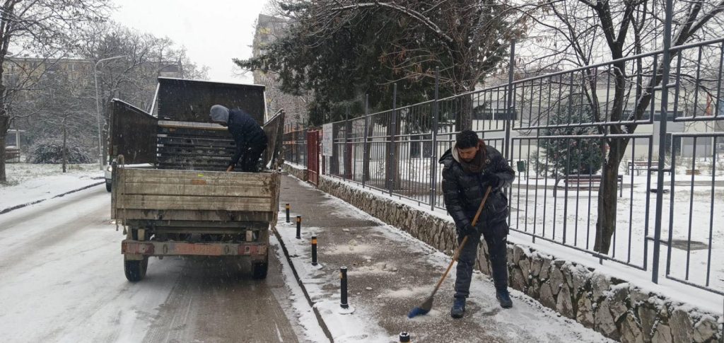 Најмногу снег на Попова Шапка, утре со врнежи од дожд и снег претпладне  , попладне облачноста ќе се намалува
