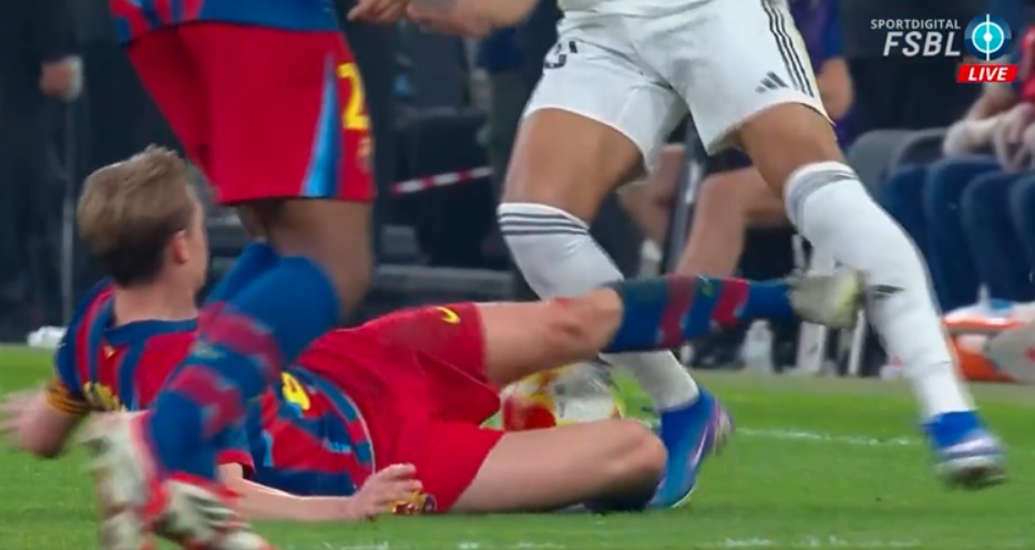 Де Јонг крвнички стартуваше над Мбапе и доби директен црвен картон (Видео)