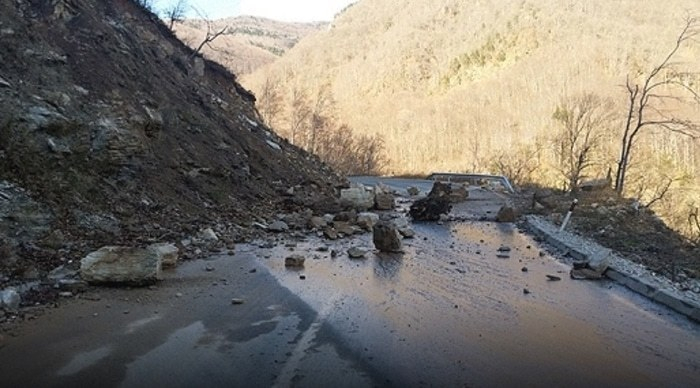 Исчистен дел од одроните на патот Берово – Струмица, сообраќајот се одвива по една коловозна лента