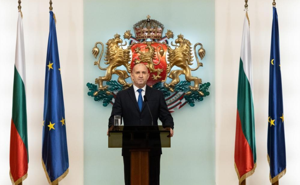 (ВИДЕО) Се очекува масовно гласање за Румен Радев на предвремените парламентарни избори во Бугарија