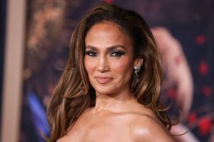 (Видео) По критиките за несоодветно однесување, Џеј Ло снимена како дава пари на бездомник