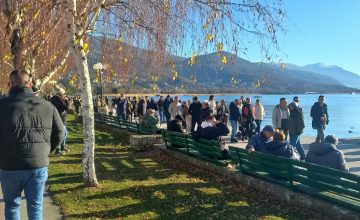 Фото: Охриѓани туристите уживаат во јануарското сонце