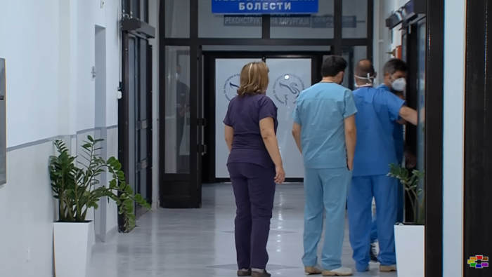 Мајката тврди дека со двегодишното дете гледале огномет, слушнала звук по што видела крв на неговата глава