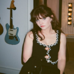 Зои Дешанел открива која своја страна никогаш не ја покажува пред децата