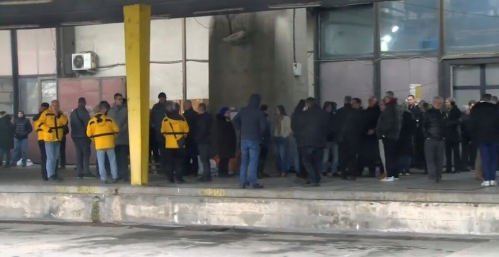 Вработените во Македонски пошти излегоа на протест, платата доцни, а 60% од нив работат за минималец