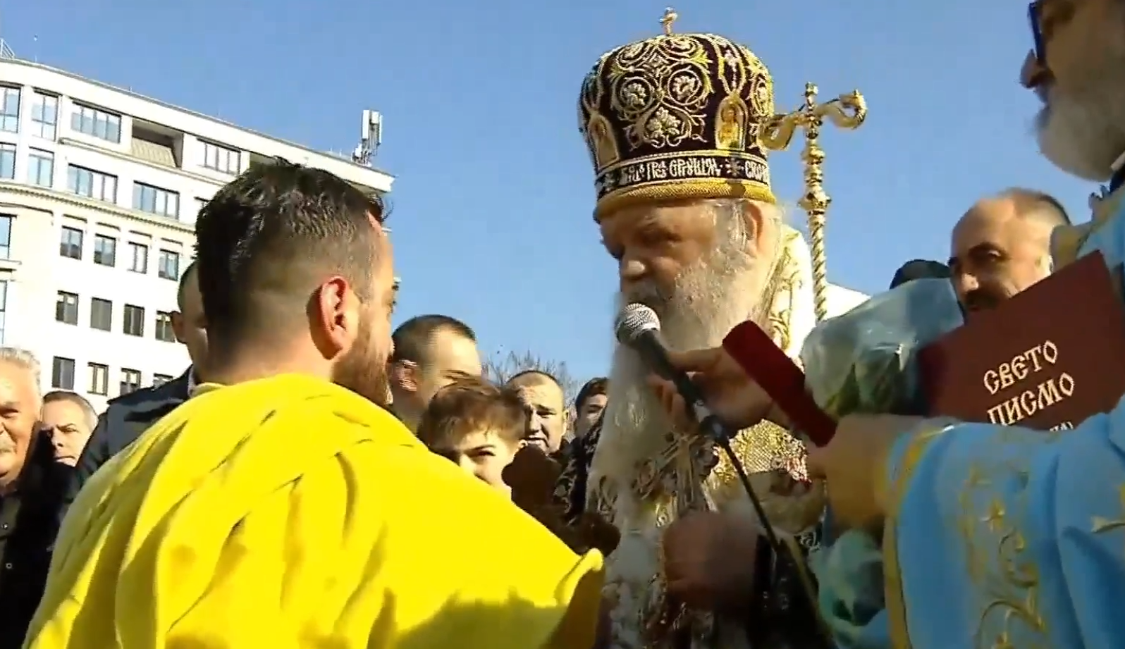 Дарко Митровиќ го фати крстот во Скопје, двајца завршија во болница поради премрзнување