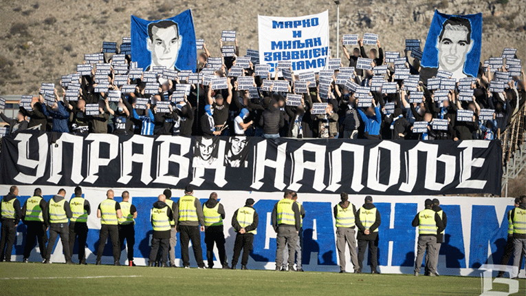 Навивачите на Будуќност упаднаа на теренот, и ги зедоа сите топки, па мечот беше прекинат