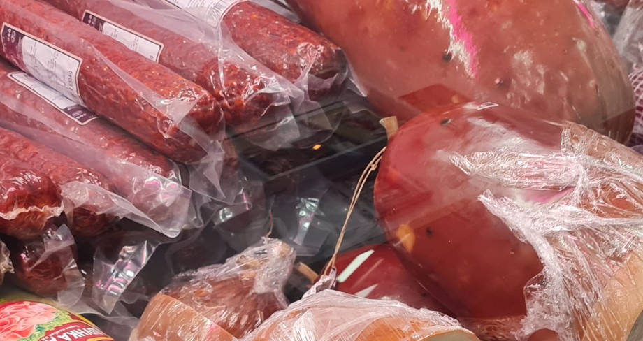 „Само да се погледа - 5 евра по лице“, е огласот на продавница во Барселона која се брани од „селфи“ туристите