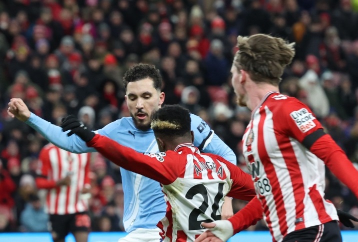 Сандерленд го сопна Манчестер сити и му направи услуга на Арсенал (ВИДЕО)