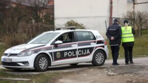 Му го исече вратот на сопругот, па сама се пријави во полиција – мажот преживеа