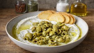 (Рецепт) КРЕМ НАМАЗ ОД СИРЕЊЕ И МАСЛИНКИ: Богат, ароматичен намаз, совршен како мезе со крекери