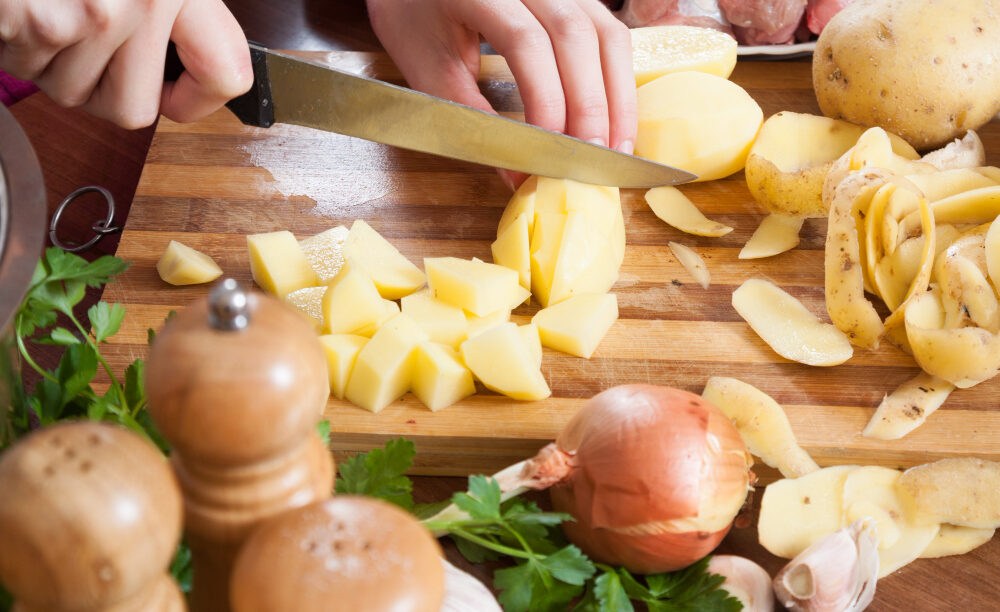 Вака варениот компир ќе има двојно подобар вкус: Само додајте ја ОВАА состојка во тенџерето