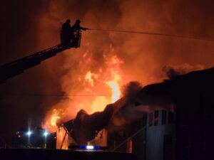 Голем пожар избувна во индустриска зона во Нови Пазар