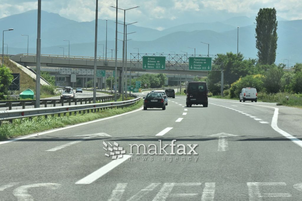 Сообраќајот се одвива непречено, по наместа влажни коловози