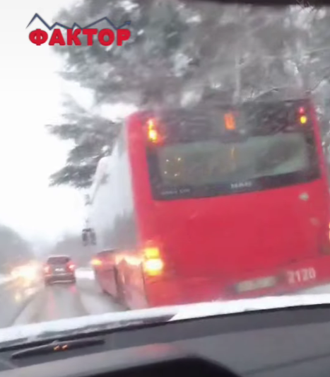 (ВИДЕО) КОНЕЧНО, СНЕГ ПАДНА И ВО СКОПЈЕ: Автобусите на некои линии потешко сообраќаа