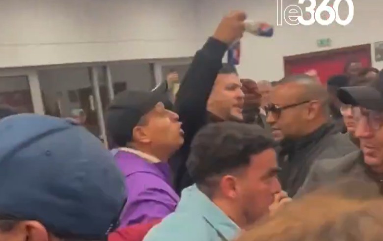 Хаос на Африканскиот Куп на Нации – се степаа новинарите на Алжир и Нигерија! (ВИДЕО)