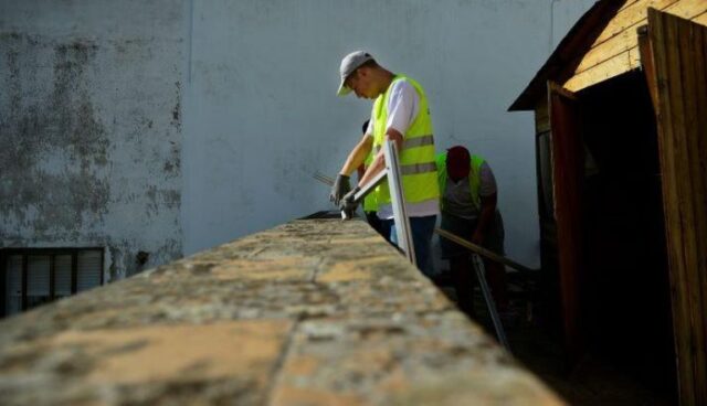 Македонски парадокс – нашите работници на Биро, а Непалците на скеле