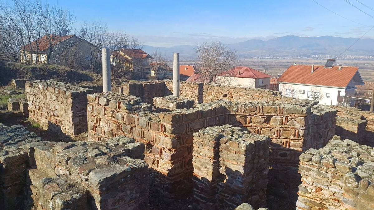 Епископијата кај Мородвис, кочанско, ја голта тревата, а ние глумиме дека ја чуваме историјата додека таа пропаѓа пред наши очи