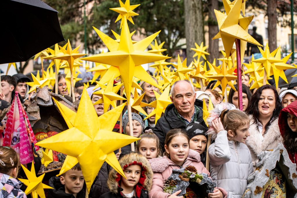 (Фото) Бадниковата поворка во Битола го најави Христовото раѓање