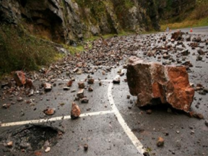 ЦУК: Одрон на патот Гостивар – Маврово, падната голема карпа во тетовско