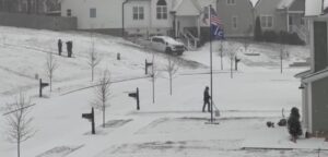 (ВИДЕО) Милиони без струја, празни рафтови и 10.000 откажани летови: Америка „стои“ поради зимската бура