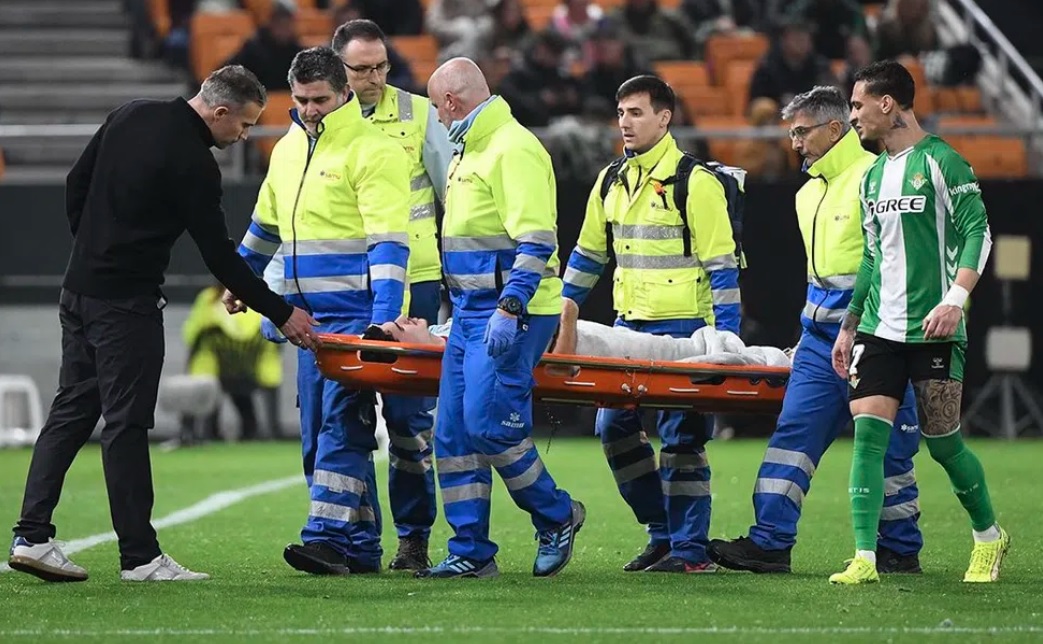 Синот на Ван Перси тешко се повреди, татко му преживуваше драма на клупата