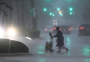 Бура во Обединетото Кралство, стотици училишта затворени, главните патишта блокирани