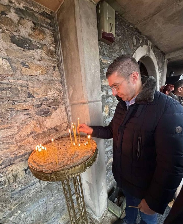 Премиерот Мицкоски на Попова Шапка во црквата Св.Наум