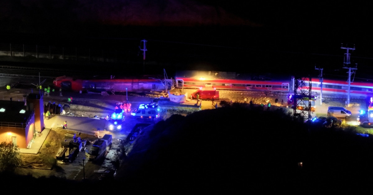 Најмалку 39 загинати во судир на два брзи воза во Шпанија