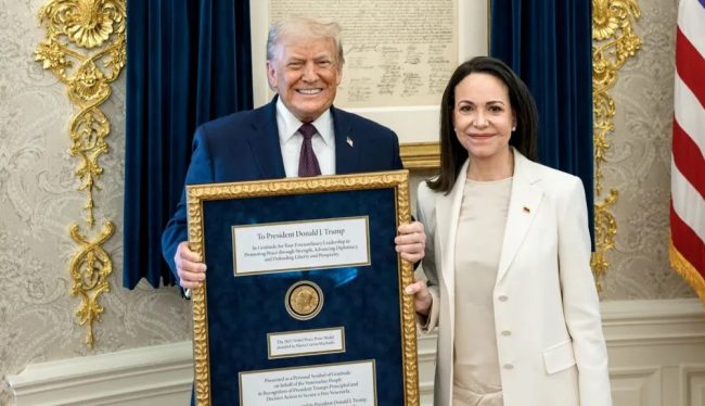 ВЕНЕЦУЕЛСКАТА ОПОЗИЦИОНЕРКА МАЧАДО МУ ГО ДАДЕ СВОЈОТ НОБЕЛОВ МЕДАЛ НА ТРАМП