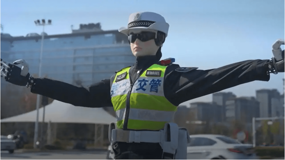 Кинески робот-сообраќаец регулира сообраќај на градските улици