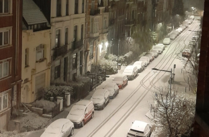 Снегот предизвика колони на патиштата и прекини во авиосообраќајот во Белгија и Холандија