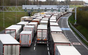 Транспортерите од Србија престануваат да го блокираат товарниот сообраќај на премините