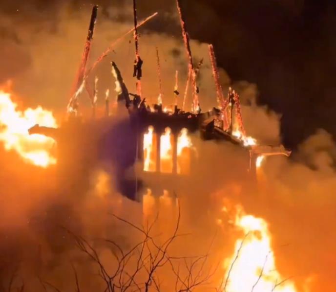 ВИДЕО: Црква стара 154 години изгоре во Амстердам