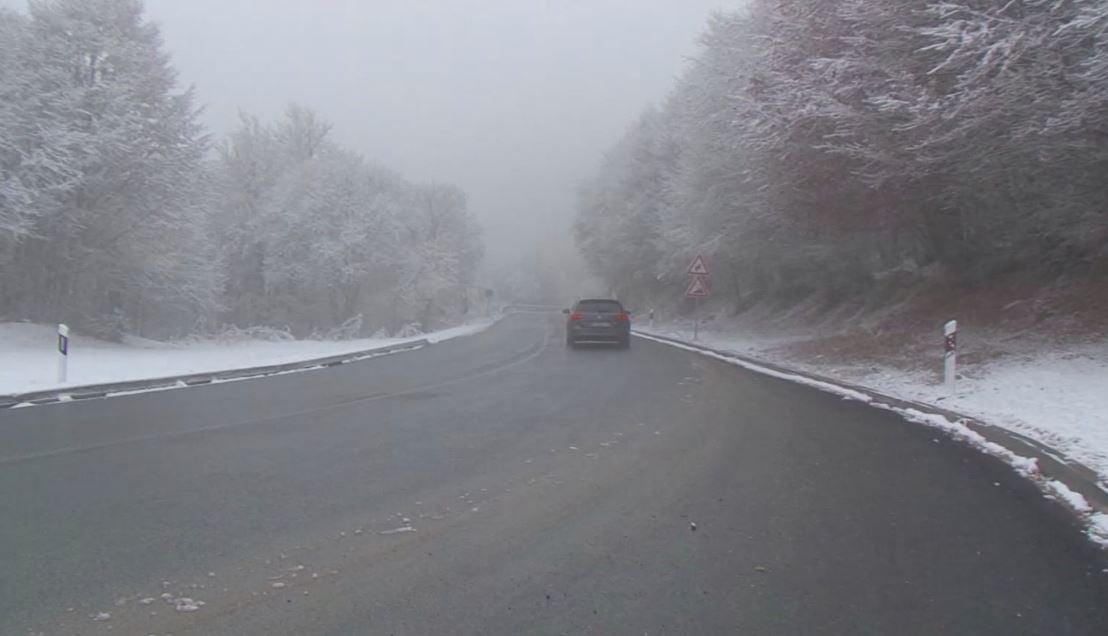 Сообраќајот се одвива во зимски услови, внимателно возење на критичните делници